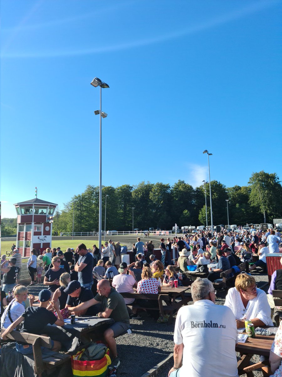 Catharinalind67's tweet photo. Vilken travkväll på Bornholm. @Lpersson50 är med också. Nu ska vi sätta V5. https://t.co/7VLssya2DI