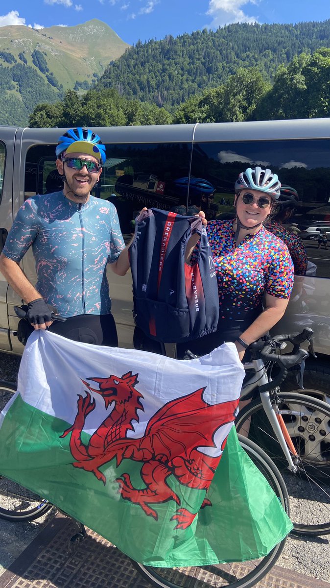 shoblarone's tweet photo. Found G’s gilet in Morzine! Hope it made it to Megève! #wheresGsgilet @GeraintThomas86 https://t.co/jaoF1iAsUF