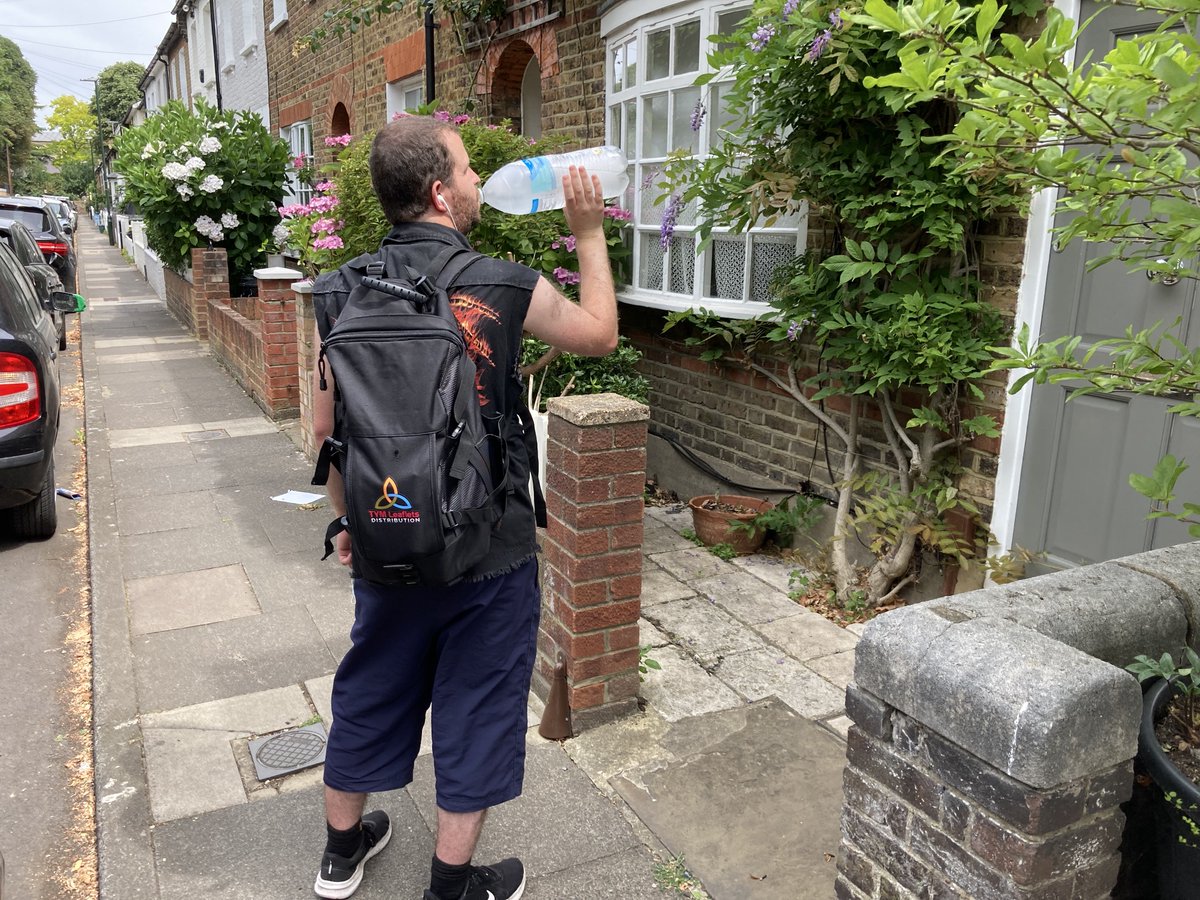 tymleaflets's tweet image. During these hot summer days it is so important to #StayHydrated. 
We tell all of our people to drink plenty of water. Especially when you are working outdoors all day 😮

#tymleaflets #marketing #DrinkMoreWater