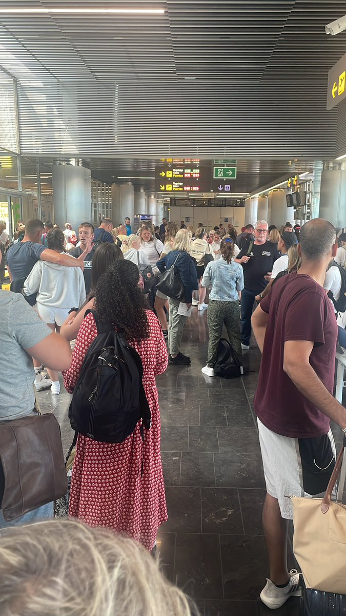 beccaleach94's tweet photo. Flight at 13:05… delayed til 15:38.. announcement at 15:45 - flight has been cancelled and accommodation is being sorted. 17:54 &amp; we are all still sat waiting for transfers without anybody here telling us what is going on, or how long we will be waiting.😩🙃 @easyJet https://t.co/9I8e0upKRw