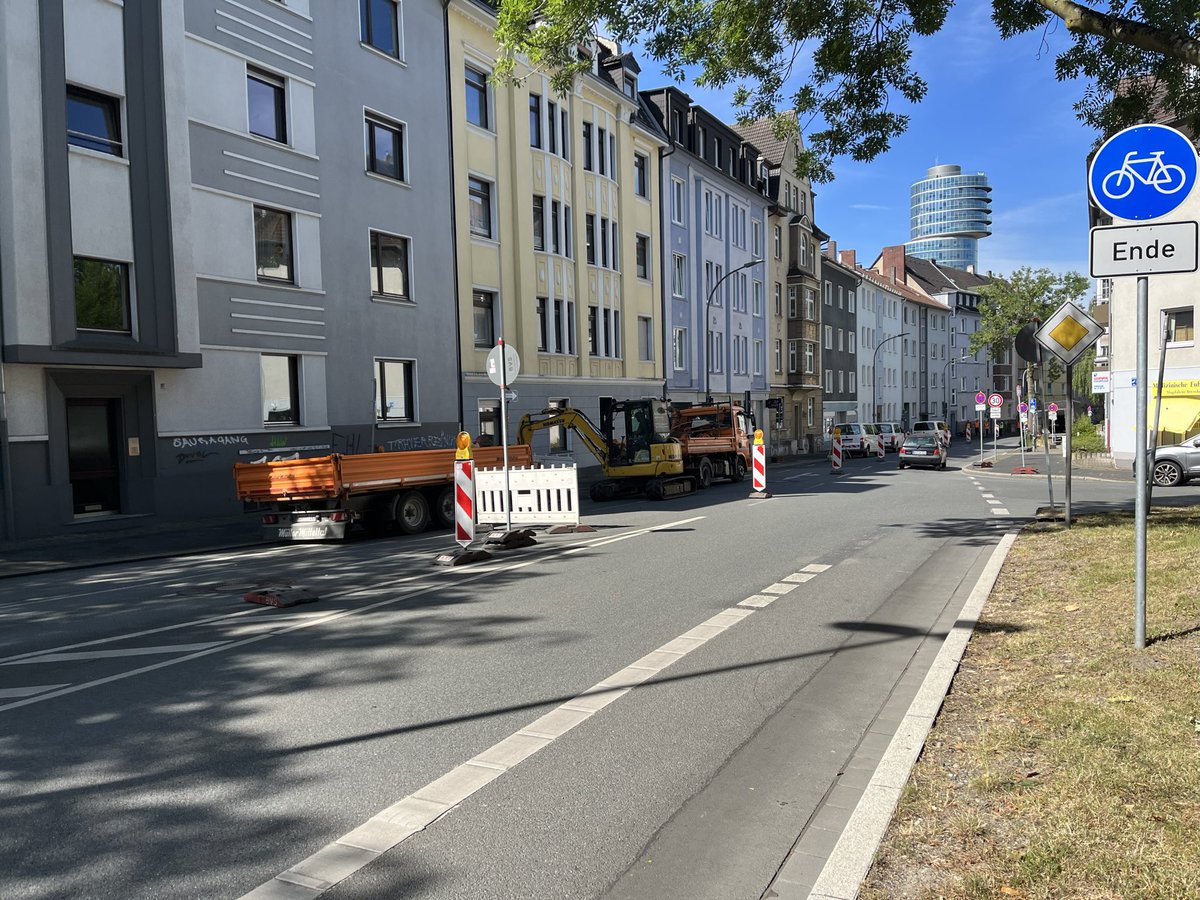 JensMatheuszik's tweet photo. 1/7 Habe mich jetzt mal erkundigt @Sven_bochum: Seit Anfang Juni finden in Vorbereitung auf die zukünftige Kanal- und Straßenbaumaßnahme #OskarHoffmannStraße zwischen #Universitätsstraße und #Steinring zur Baugrunduntersuchung/Trassenerkundung statt (Erkundungsgräben, […] https://t.co/ZGRnXkQZQa