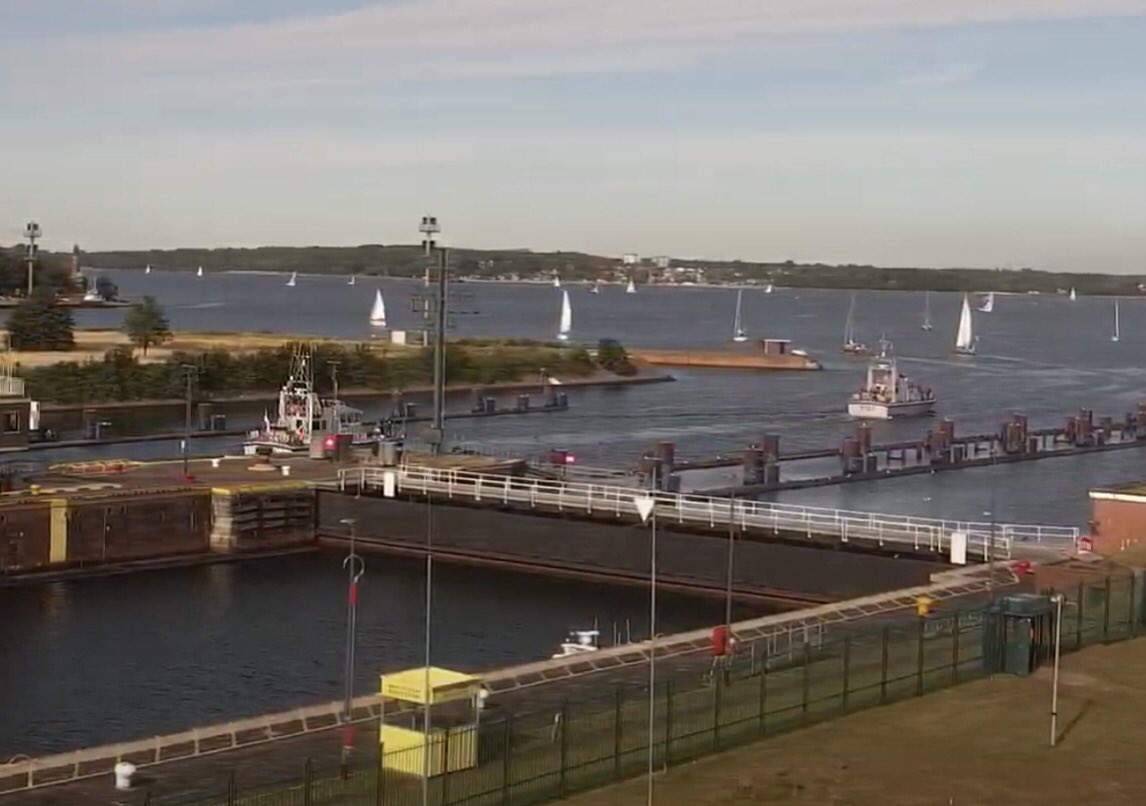 WarshipCam's tweet photo. HMS Example (P165), HMS Biter (P270), HMS Blazer (P279)  and HMS Puncher (P291) Archer-class P2000 patrol vessels in the Kiel Locks of the Kiel Canal in Germany – July 12, 2022 #HMSExample #HMSBiter #HMSBlazer #HMSPuncher #P165 #P270 #P279 #P291 https://t.co/kUFr5a98PI