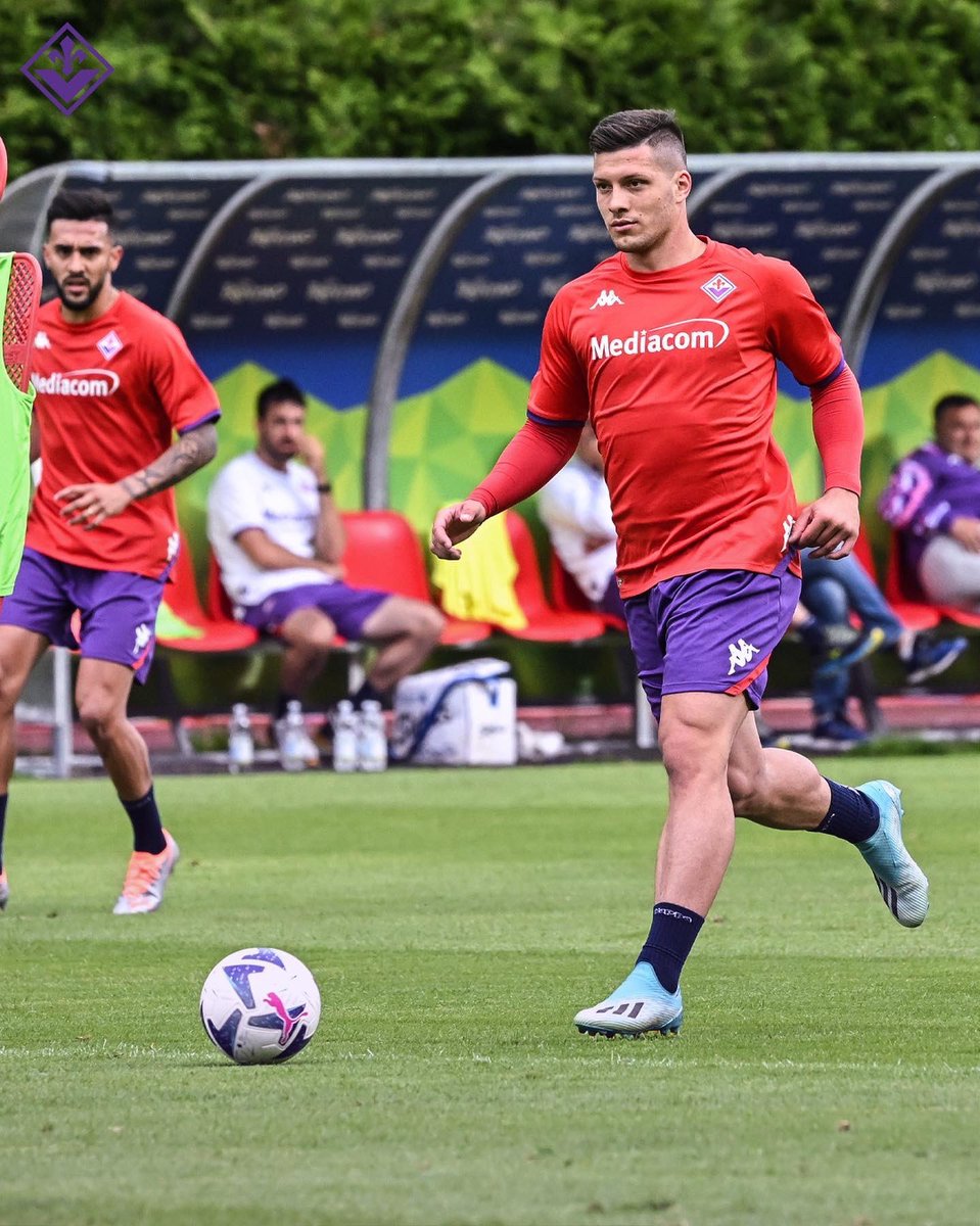 elchiringuitotv's tweet photo. 🟣 ¡QUÉ DEBUT!

🇷🇸 Luka JOVIC hizo 4 GOLES en 45 MINUTOS en su primer AMISTOSO con la @acffiorentina ante el REAL VICENZA (7-1)

4⃣⚽️⚽️⚽️⚽️ https://t.co/doeAuoDAA0