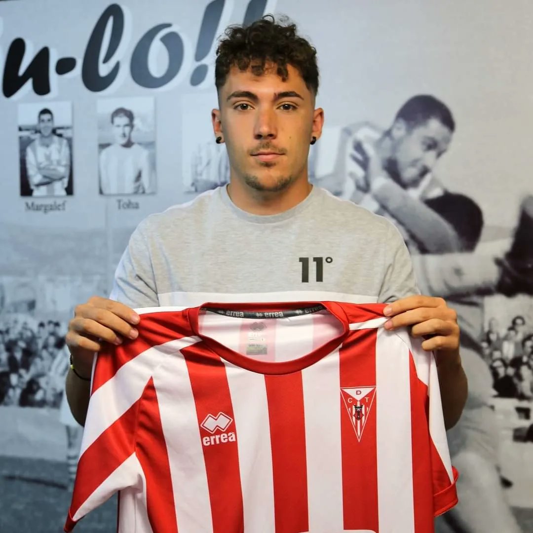 cdtortosa's tweet photo. Presentem al jesusenc Genís Arrastraria, procedent del FC Ascó i acabant la passada temporada al CF Jesús Catalònia, la seva posició natural és de lateral dret però amb polivalència defensiva.
BENVINGUT GENÍS! ⚽️🔴⚪
#2cat8 #FutbolCat #GolCat #Fitxatge #Tortosa #TerresdelEbre https://t.co/NBGKdUvbnz