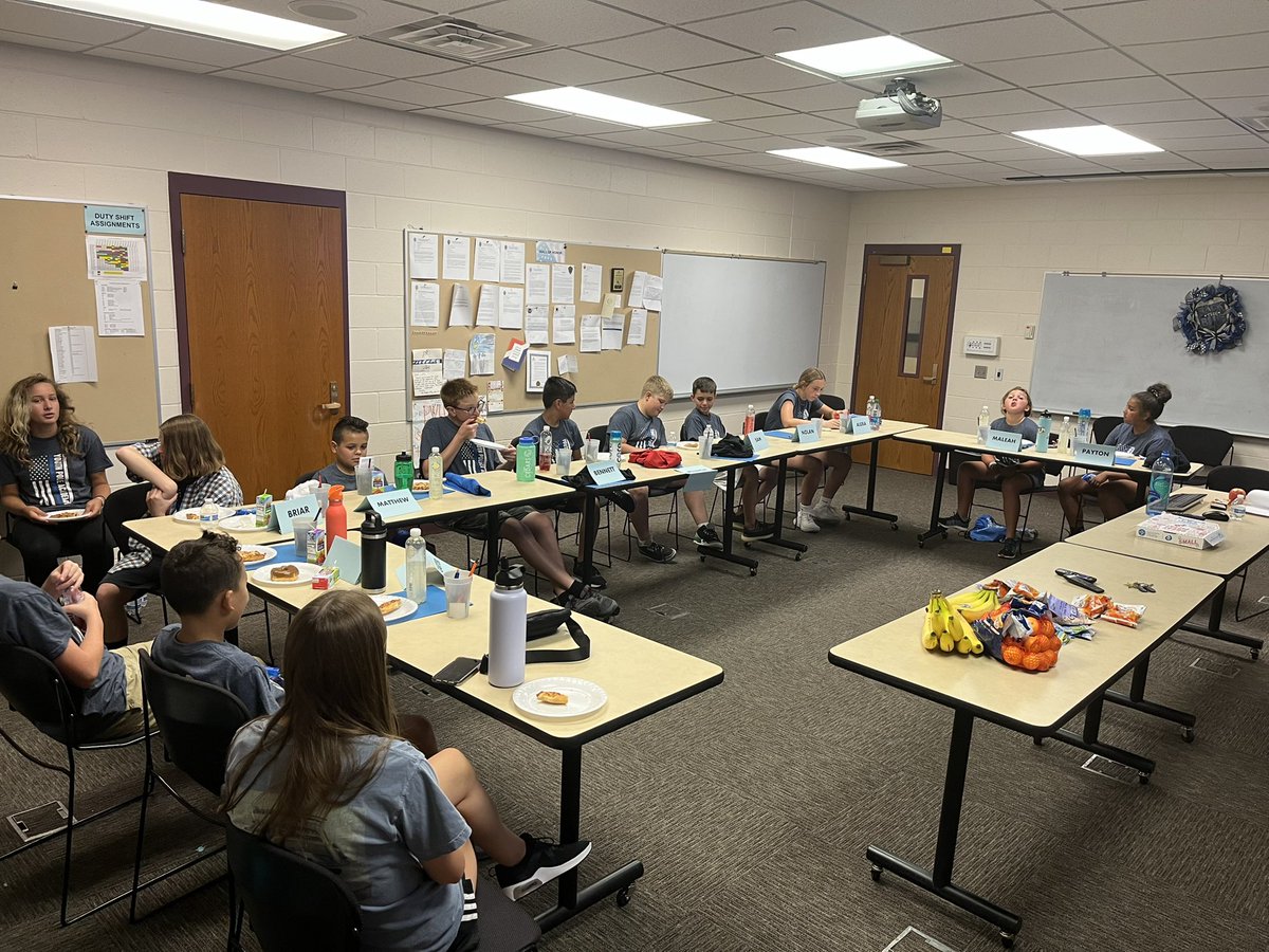 OfcJamieBrown's tweet photo. Refueling before afternoon learning. #mmmpizza #LVPDYPA @lavistapolice @dominos https://t.co/WuARE2fWH0