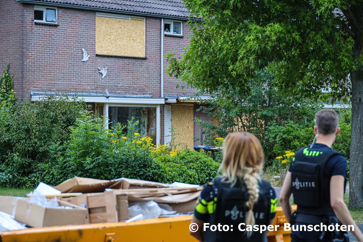 CasperBunschot1's tweet photo. Politie weer massaal aanwezig aan de Roef in Huizen vanwege een verdachte situatie. #huizen #roef https://t.co/JGw3fJe5Go