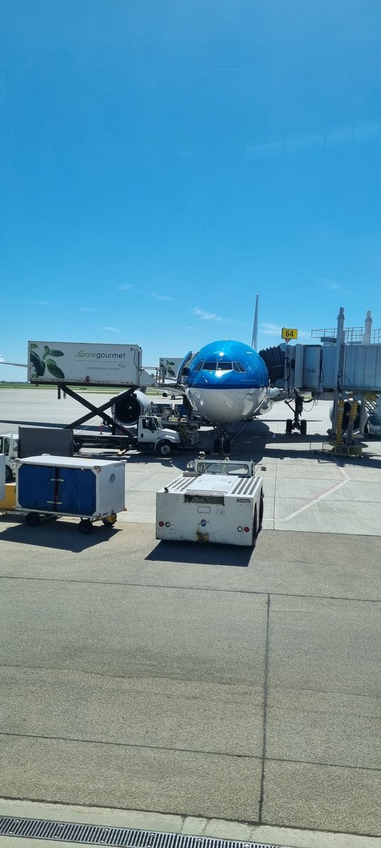 PascalFCDB's tweet photo. We zijn er weer! #KL675 #Edmonton #KLM #travelallovertheworld #Airbus330 https://t.co/QDxeOaWYZx