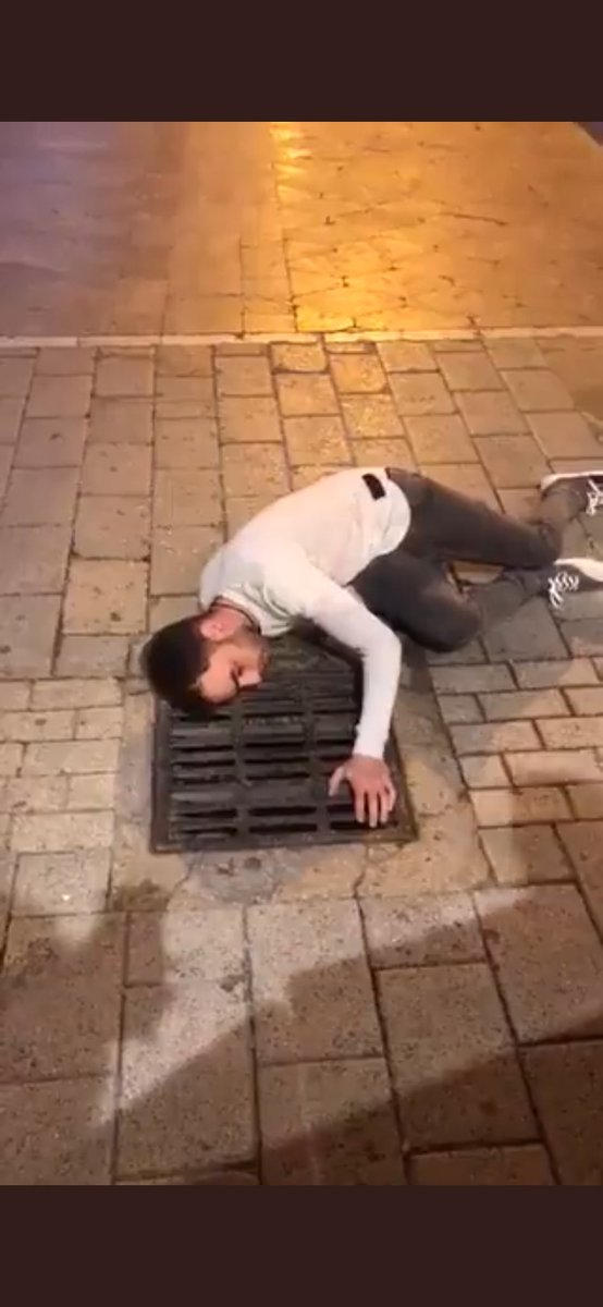 DoctorCarrasco's tweet photo. @finiyela Aquí lo vemos llamando a las tortugas ninja para preparar el contraataque https://t.co/0U7o0GKHgR