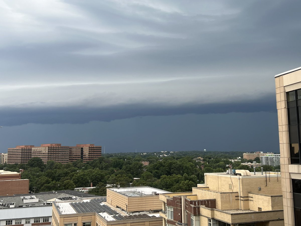 armand_silva's tweet photo. Storm approaching @RosslynVA @capitalweather @amelia_draper https://t.co/4ptFZ3idlb