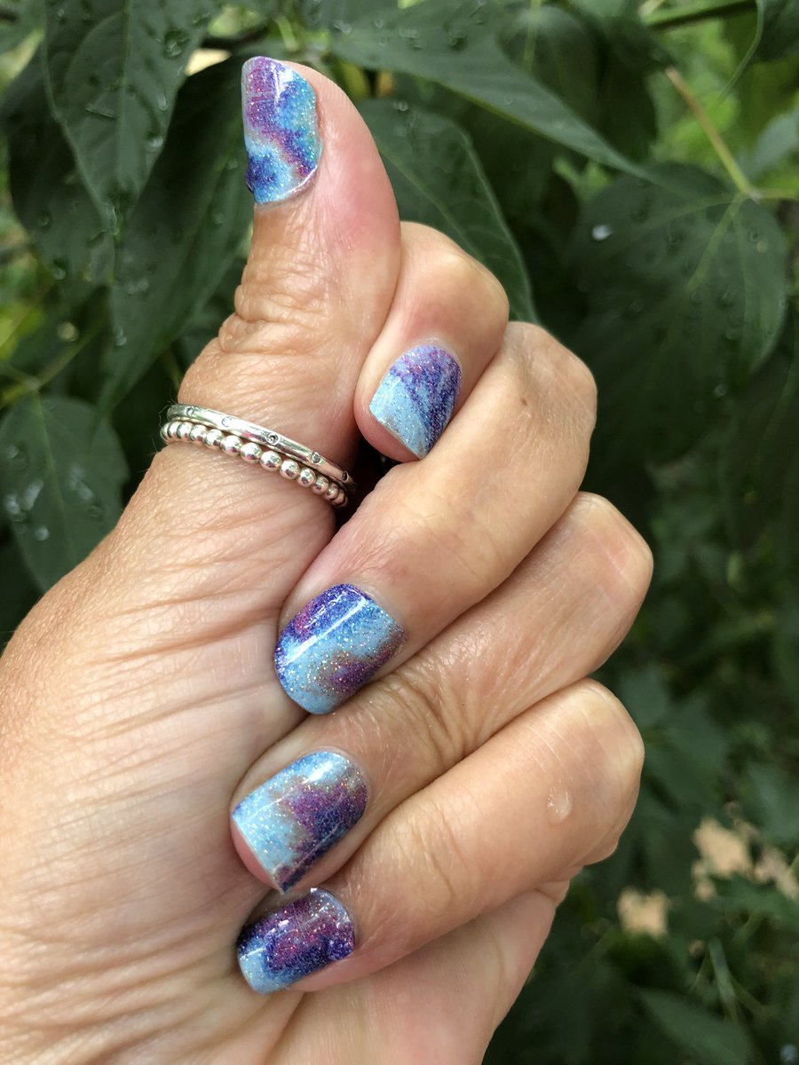 purdybloomers's tweet photo. My new favorite set! Can’t beat a new mani in 10minutes, at home, in my pjs, before bed. https://t.co/EFPC8z2kIb