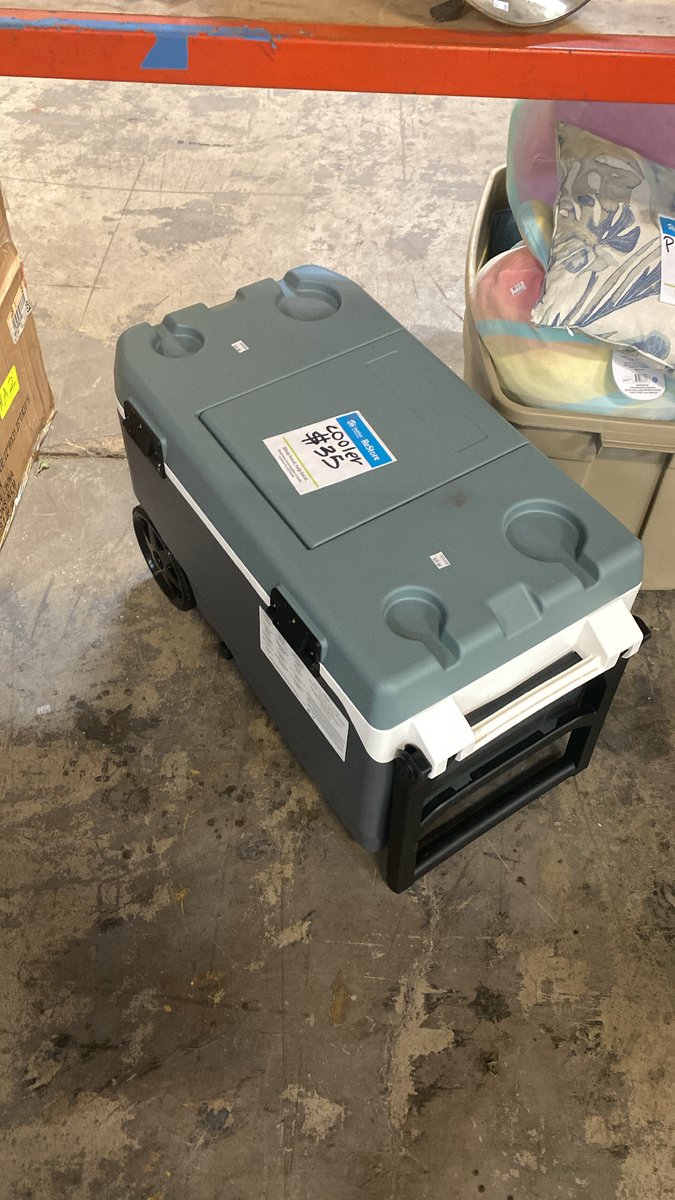 sachabitat's tweet photo. Have you shopped at the ReStore recently? Come and see our #FreshFinds and support the store that builds homes!

Address:
819 North 10th St.
Sacramento, CA 95811
Hours: Wed-Fri, 10am-4pm

🛒 Office Drawer - $35
🛒 Grey Cabinets - $80
🛒 Igloo Cooler - $35 https://t.co/xB6xNZNpW7