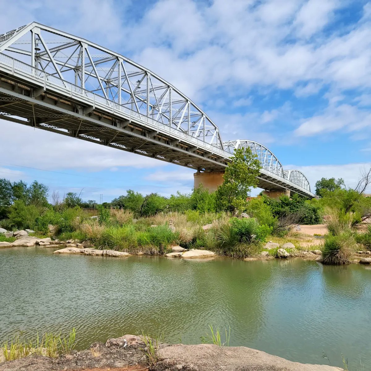 LiveFromTxMedia's tweet photo. The @Llano_Earth_Art Fest is an interactive festival experience. Watch internationally renowned artists create sculpture with natural materials. @CityofLlano is located about 70 miles northwest of @VisitAustinTX. #Travel #LivefromTX  #llanotexas #Texas https://t.co/INrPj8q9rN