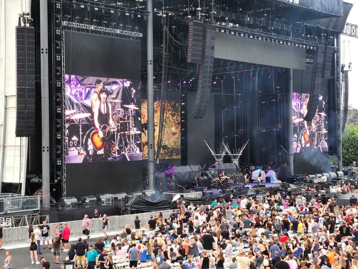 The Stadium Tour Joan Jett sounding great #HersheyparkStadium