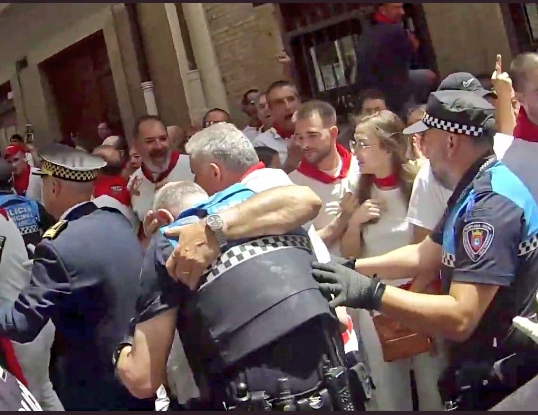 🟥 #ULTIMAHORA:
Decretan prisión provisional sin fianza para el autor de la agresión al policía de Pamplona el pasado 7 de julio.

La magistrada le imputa un presunto delito de desórdenes públicos, un delito de atentado a agente de la autoridad, otro de odio y otro de lesiones.
