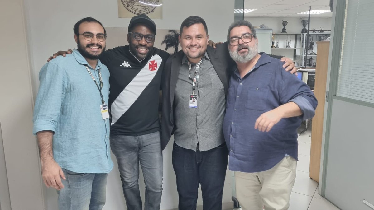 A Amazon irá produzir um filme em parceria com o Vasco, que deve ser lançado em 2024, quando a Reposta Histórica completará 100 anos. A temática será sobre a história dos Camisas Negras.

Lázaro Ramos, integrante da Amazon, esteve em São Januário hoje.

📸 Divulgação