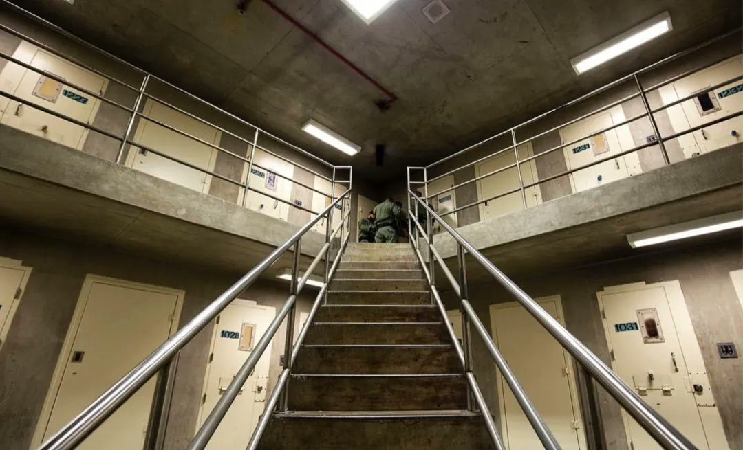 BlockClubCHI's tweet photo. Cook County Jail detainees had a higher voter turnout in the primary than the city as a whole.
About 20% of voters turned out citywide compared to 25% of jail detainees, totals show. https://t.co/YY2K50svA5 https://t.co/pZ9ullFAx0