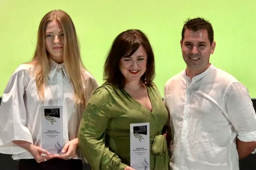 comareacast's tweet photo. Muy felices y orgullosas de nuestra actriz @martiinaste premio #MejorActriz en el @cinealfas por A Entrevista
❤️❤️ Parabéns!!!!
#MartinaStetson #MejorActriz #TalentoComarea #ComareaCast #TeamComarea
#aentrevista #talentogalego #cinegalego
https://t.co/066tUIwh2e https://t.co/h0elGgzr1M
