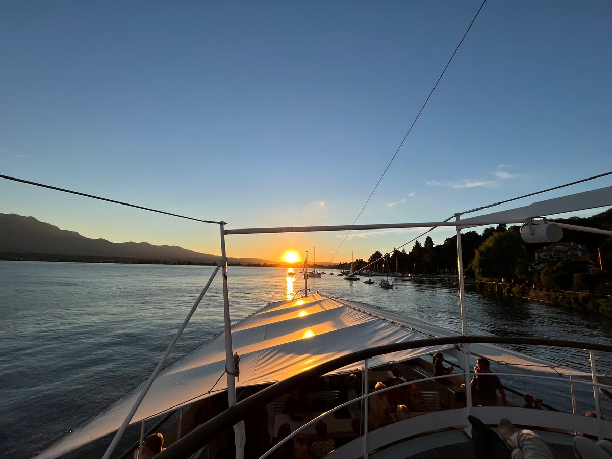 thomas_iten's tweet photo. Summerabe mit Alpen- und Seeblick ;-) #Thunersee #Blüemlisalp #Dampfschiff #Niesen @BernerOberland @blsAG #Alpen #See #Fyrabe https://t.co/G1LKnrWAd0
