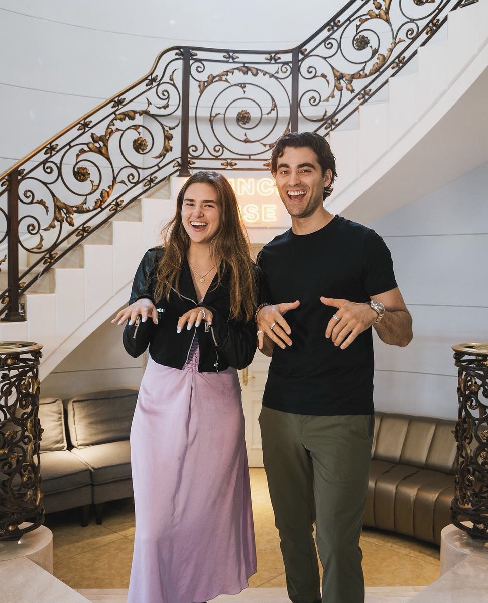 Thea Knobel tweet media