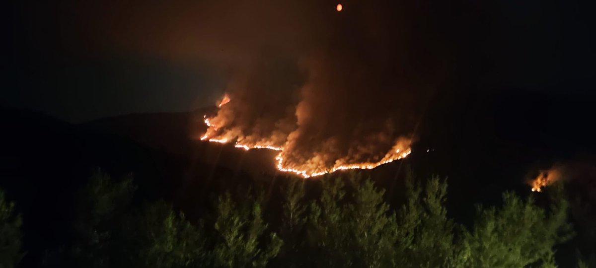 PacoCastanares's tweet photo. El incendio de Las Mestas, en Ladrillar (Las Hurdes, Cáceres) en sus dos vertientes, extremeña y castellanoleonesa esta noche. La foto de la izquierda es de Las Hurdes y la de la derecha es de Monsagro (Salamanca) https://t.co/E4iFK7Nv5G