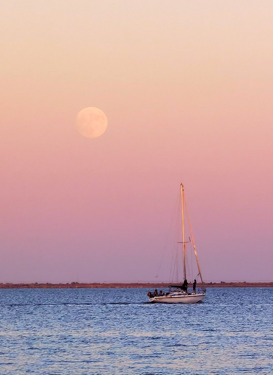 Cinqscories's tweet image. Moon rise from the sea, 
Shot with #Huawei #P40Pro 10x zoom
