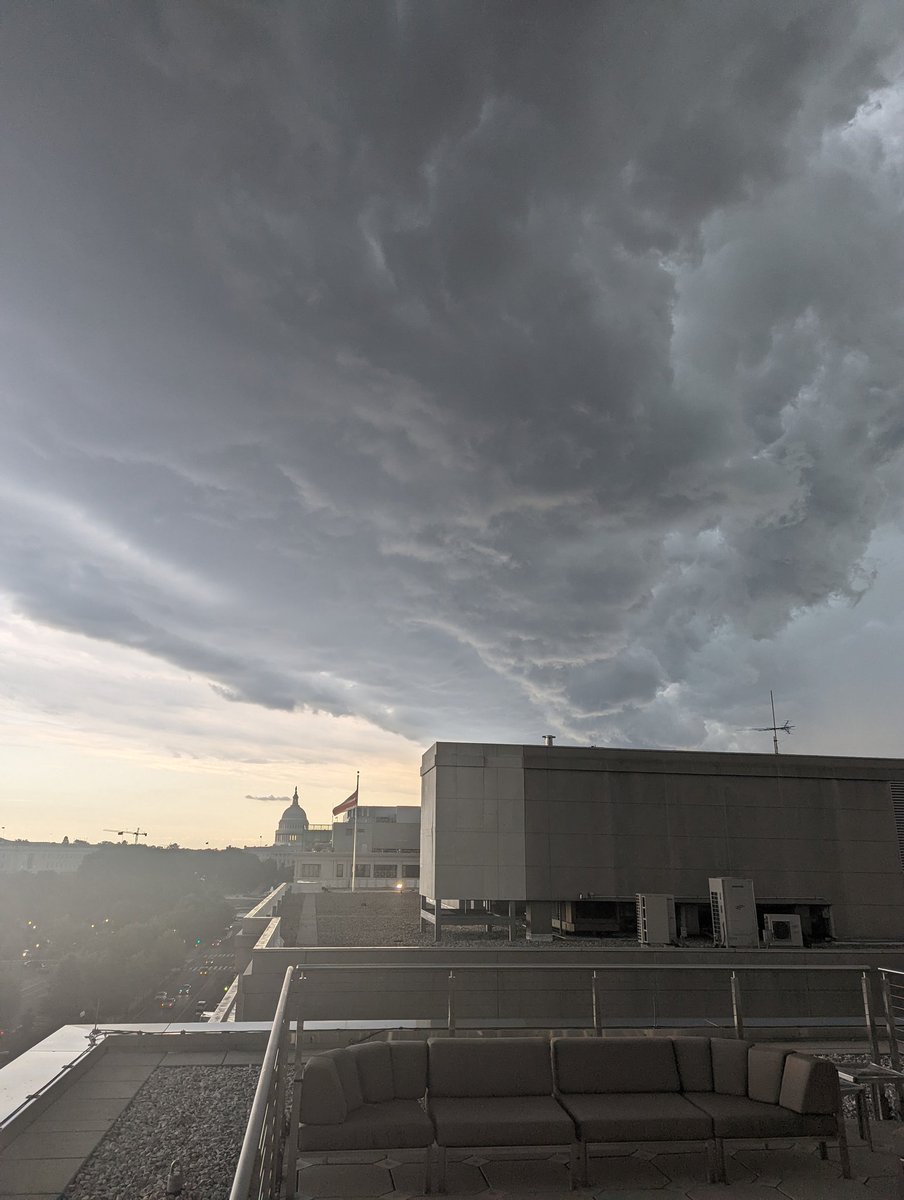 archcuse's tweet photo. Shelf approaching the Capitol, it's about to get lit. @capitalweather https://t.co/5FOFVksC8A