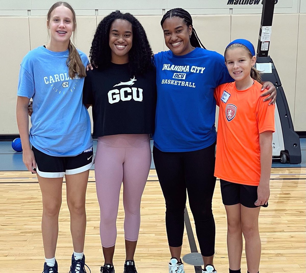 HollyKay2141's tweet photo. Today was Twinning Tuesday! So who better than my twins @bossbria28 and @Haley_12_S to be our guest speakers!! #TwinningisWinning🤩 Bria talked about how important it is to be a student athlete, and Haley talked to the girls about what hard work and work ethic look like! 💙🏀💛 https://t.co/HHFKMWVp7A