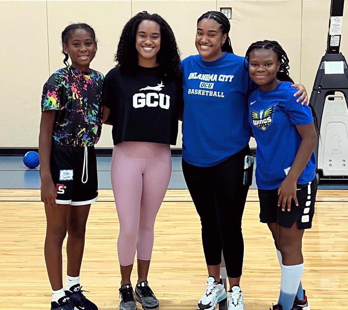 HollyKay2141's tweet photo. Today was Twinning Tuesday! So who better than my twins @bossbria28 and @Haley_12_S to be our guest speakers!! #TwinningisWinning🤩 Bria talked about how important it is to be a student athlete, and Haley talked to the girls about what hard work and work ethic look like! 💙🏀💛 https://t.co/HHFKMWVp7A