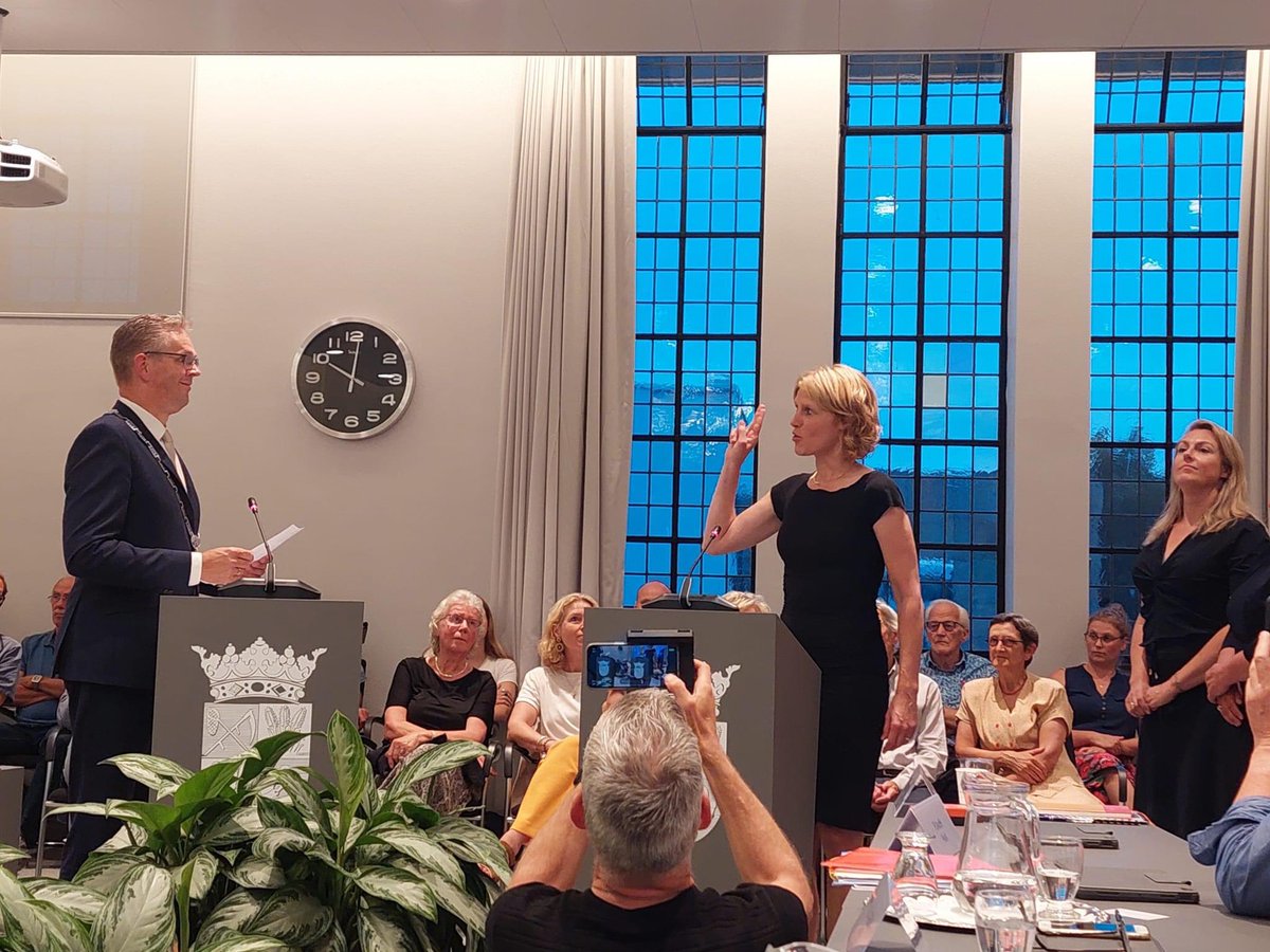 CDATytsjerkste2's tweet photo. Tijdens een extra raadsvergadering zijn vanavond de drie nieuwe wethouders en een nieuw raadslid benoemd en is het raadsprogramma 'Samen in actie voor Tytsjerksteradiel ' ter vaststelling aan de raad voorgelegd en het coalitieakkoord ' Tytsjerksteradiel bloeit' gepresenteerd. https://t.co/uRPEAFzOy0