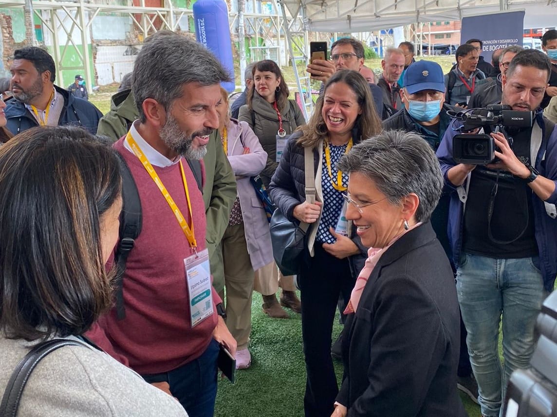 biencuyano's tweet photo. Ulpiano Suarez en Bogotá, representando a Argentina en la importante cumbre @CIDEU con 35 ciudades del mundo "Es una gran oportunidad para discutir políticas entre importantes ciudades de Iberoamérica, que fortalezcan programas de desarrollo e inclusión" https://t.co/5x4imSdVY9 https://t.co/be7DnJeUH8