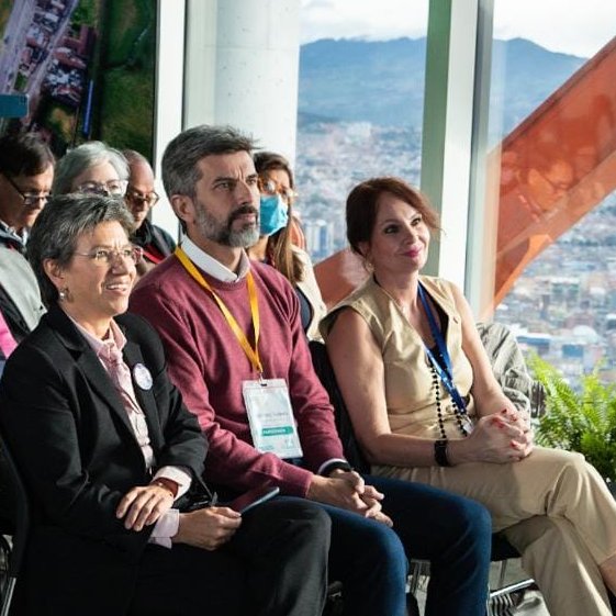 biencuyano's tweet photo. Ulpiano Suarez en Bogotá, representando a Argentina en la importante cumbre @CIDEU con 35 ciudades del mundo "Es una gran oportunidad para discutir políticas entre importantes ciudades de Iberoamérica, que fortalezcan programas de desarrollo e inclusión" https://t.co/5x4imSdVY9 https://t.co/be7DnJeUH8