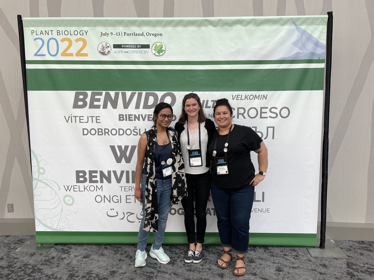 <a href="/SharkeyLabMSU/">Sharkey Lab</a> at #PlantBio2022 Postdoc <a href="/AbiraSahu/">Abira</a> , Postdoc Stephanie Schmiege and Graduate student @bianca_serda