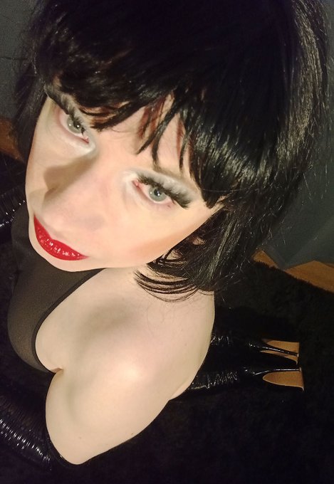 My waist gets smalller. I simply love corsets! Like my Outfit? https://t.co/DmIUFSDFCS<a href="/tag/lipstick"class="tags"><span>#lipstick</span></a><a href="/tag/highheels"class="tags"><span>#highheels</span></a><a href="/tag/sissy"class="tags"><span>#sissy</span></a>