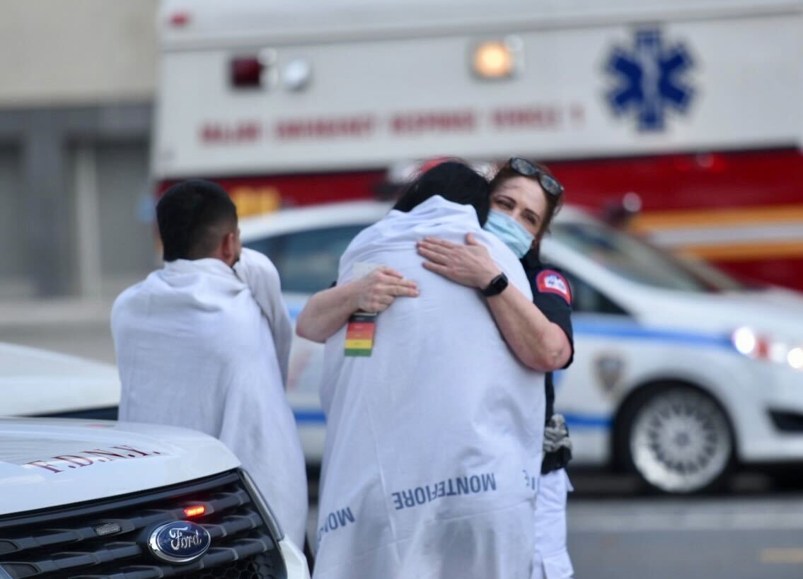 NYCMayorsOffice's tweet photo. This is a tragic day in our city.

We’ve lost two lives after a boat in the Hudson capsized off of Midtown earlier today. Thankfully, 11 others were rescued thanks to brave first responders.

Our hearts go out to the loved ones of all involved today. https://t.co/NAByCFhBgX