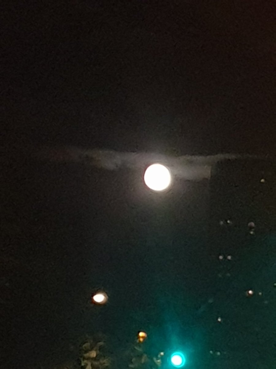 LunRousse's tweet photo. Photo pas ouf parce que c'est la lune sur téléphone, mais je vous partage quand même les photos prises par mon frère. D'ailleurs c'est la super lune demain !!! Elle est déjà super proche ce soir https://t.co/SilbG7Bnn3