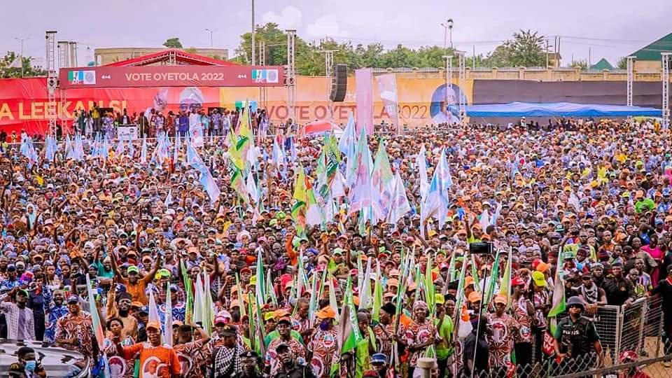 sdknigeria's tweet photo. Is this crowd more than the last Osun gov election's mega rally crowd when Oyetola struggled to defeat Adeleke? Will PDP and LP present more crowd at Osogbo? Does this crowd guarantee victory? 

#Osunpoll https://t.co/CfMaujxn5g