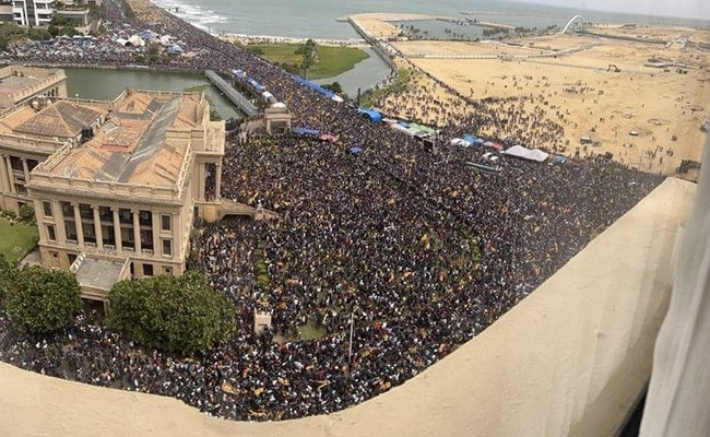 MarkCarney_Ego's tweet image. The protests in #SriLanka send a clear message that the people want change, and a better life for their children.

Canada stands in solidarity with them.

We will always support peaceful protests against oppressive Governments unless the protest is in #Ottawa.