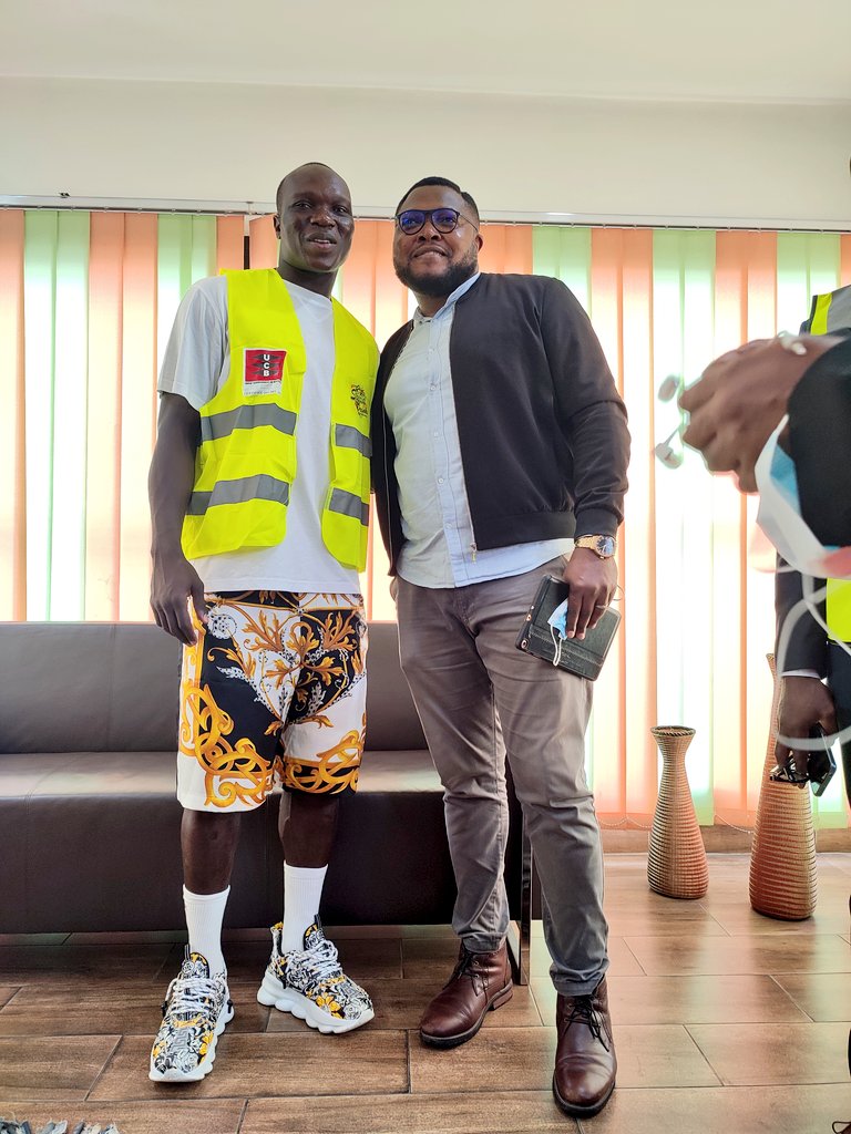ETHGas_FNDN's tweet photo. Aboubakar Vincent à UCB Douala...
Il était comme ça en visite au siège social de l'entreprise. Ce qui me wanda c'est qu'il Big @Ledawa et @Carel_Loki en taille 🤣🤣🤣🤣 Que dire de quoi ? 🙌🏼🙌🏼🙌🏼

#UCBbringsABOUToYou
#ABOUAtUCB
#ABOUavecUCB
#ABOUestSpecial
#LeCapiUnique https://t.co/5oIkmlp2yF