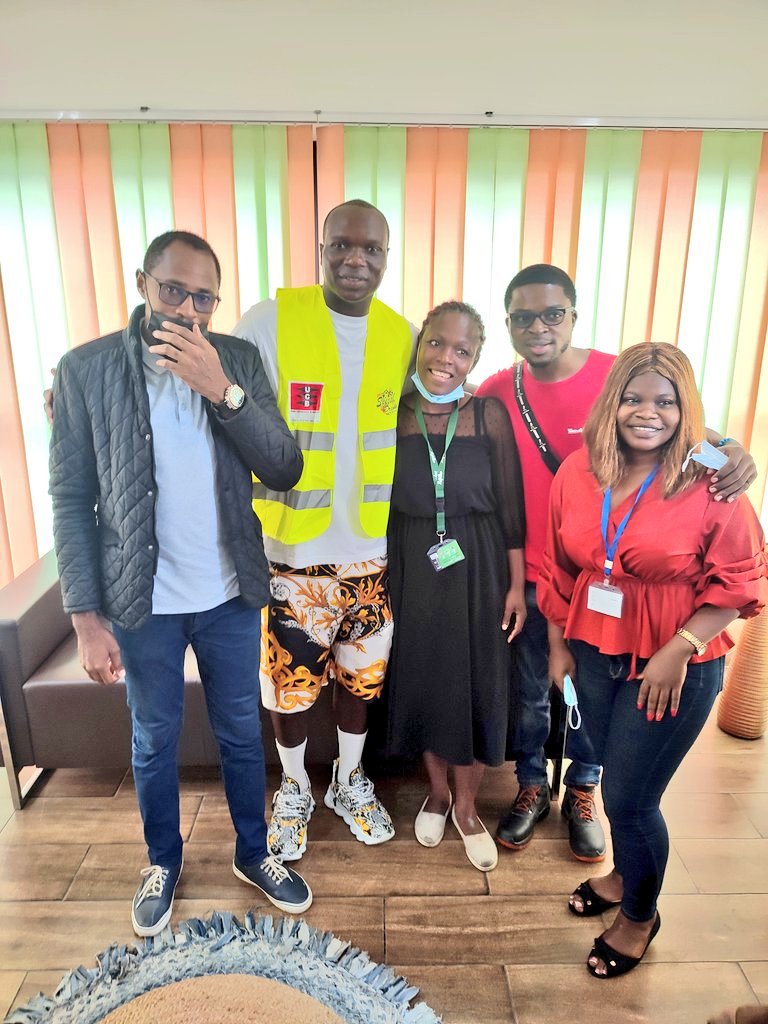 ETHGas_FNDN's tweet photo. Aboubakar Vincent à UCB Douala...
Il était comme ça en visite au siège social de l'entreprise. Ce qui me wanda c'est qu'il Big @Ledawa et @Carel_Loki en taille 🤣🤣🤣🤣 Que dire de quoi ? 🙌🏼🙌🏼🙌🏼

#UCBbringsABOUToYou
#ABOUAtUCB
#ABOUavecUCB
#ABOUestSpecial
#LeCapiUnique https://t.co/5oIkmlp2yF