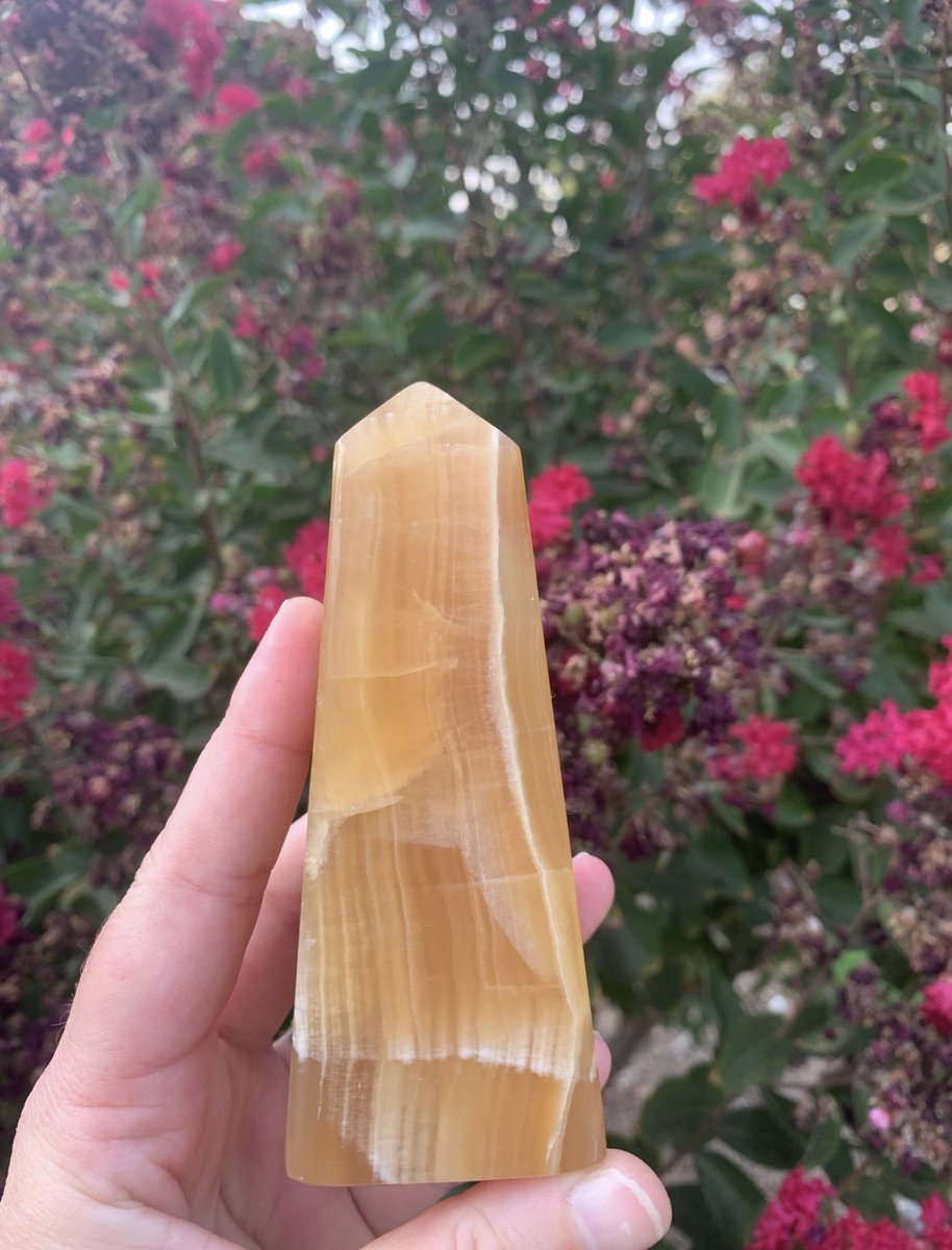 casswraps's tweet photo. honey calcite is perfect for confidence, courage &amp; overcoming obstacles 🐝 i only have one chunky tower left and would love to find it a home for only $25 + shipping! if interested in this lil discount DM me 🤩 https://t.co/NDjnyS1VwS