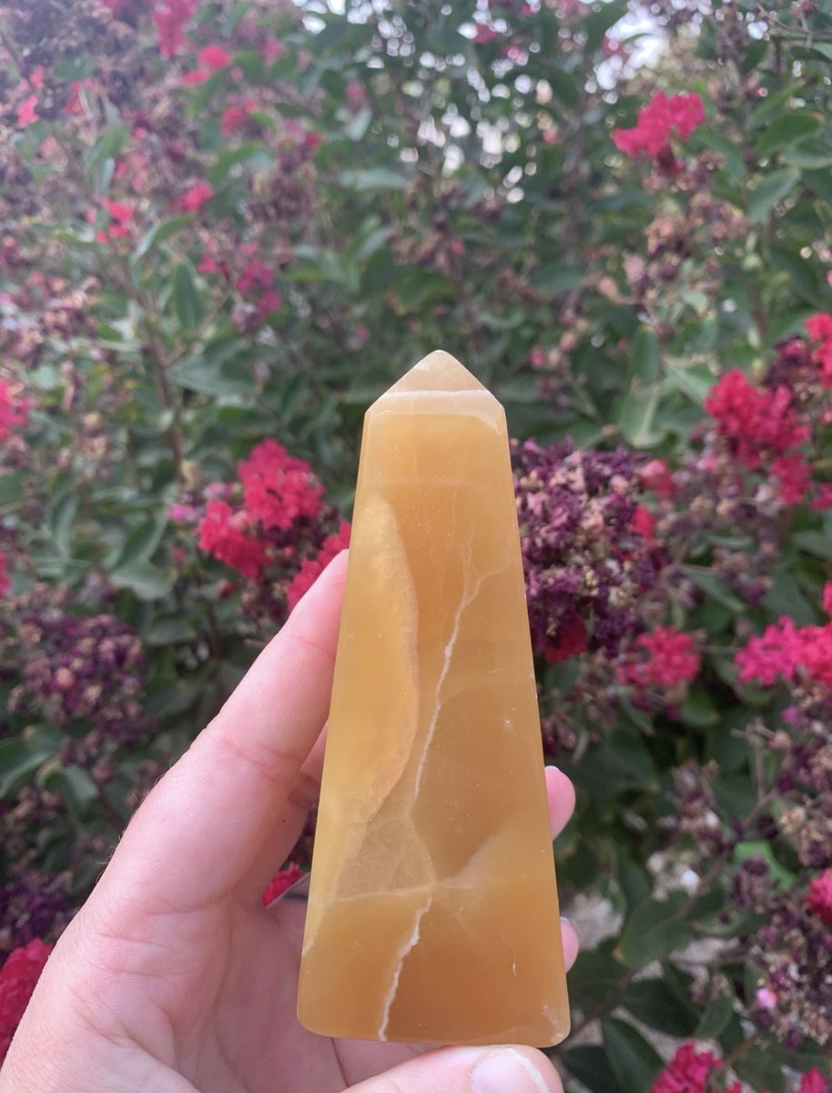 casswraps's tweet photo. honey calcite is perfect for confidence, courage &amp; overcoming obstacles 🐝 i only have one chunky tower left and would love to find it a home for only $25 + shipping! if interested in this lil discount DM me 🤩 https://t.co/NDjnyS1VwS