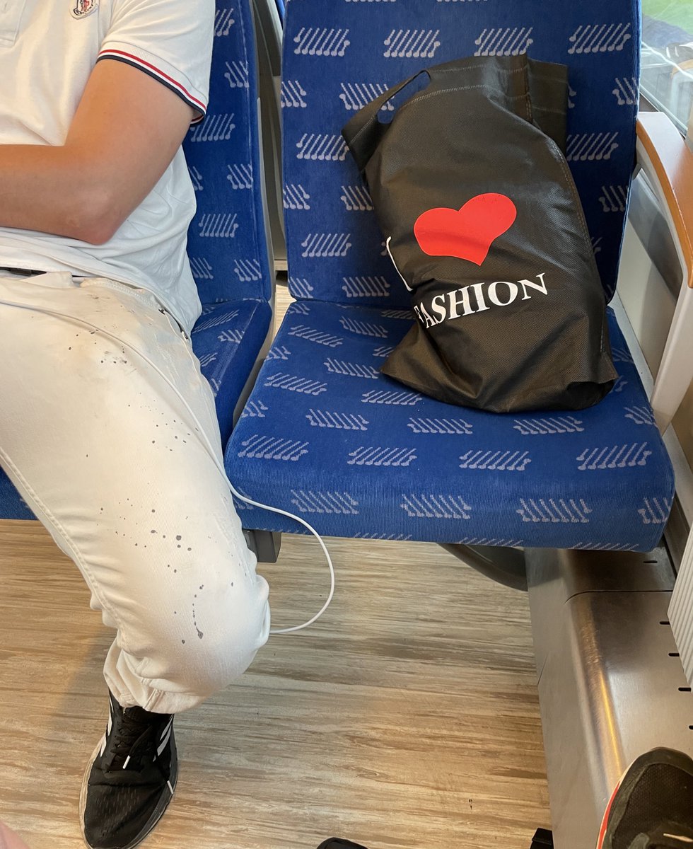 mozgrt's tweet photo. der hier trägt keine Maske aber DAS https://t.co/Y0nYFrvIvN