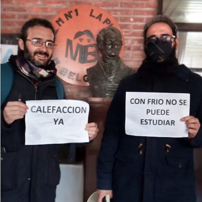 #Ahora el móvil de 🚗 <a href="/marita1270/">marita duarte</a> desde la #Escuela Secundaria N°1 Manuel Belgrano de 9 y 38, donde la comunidad educativa reclama por mejoras edilicias y la falta de calefacción en las #aulas
🎙️ <a href="/deuneok/">#De Une!</a> 🌈 📻 provinciaradio.com.ar