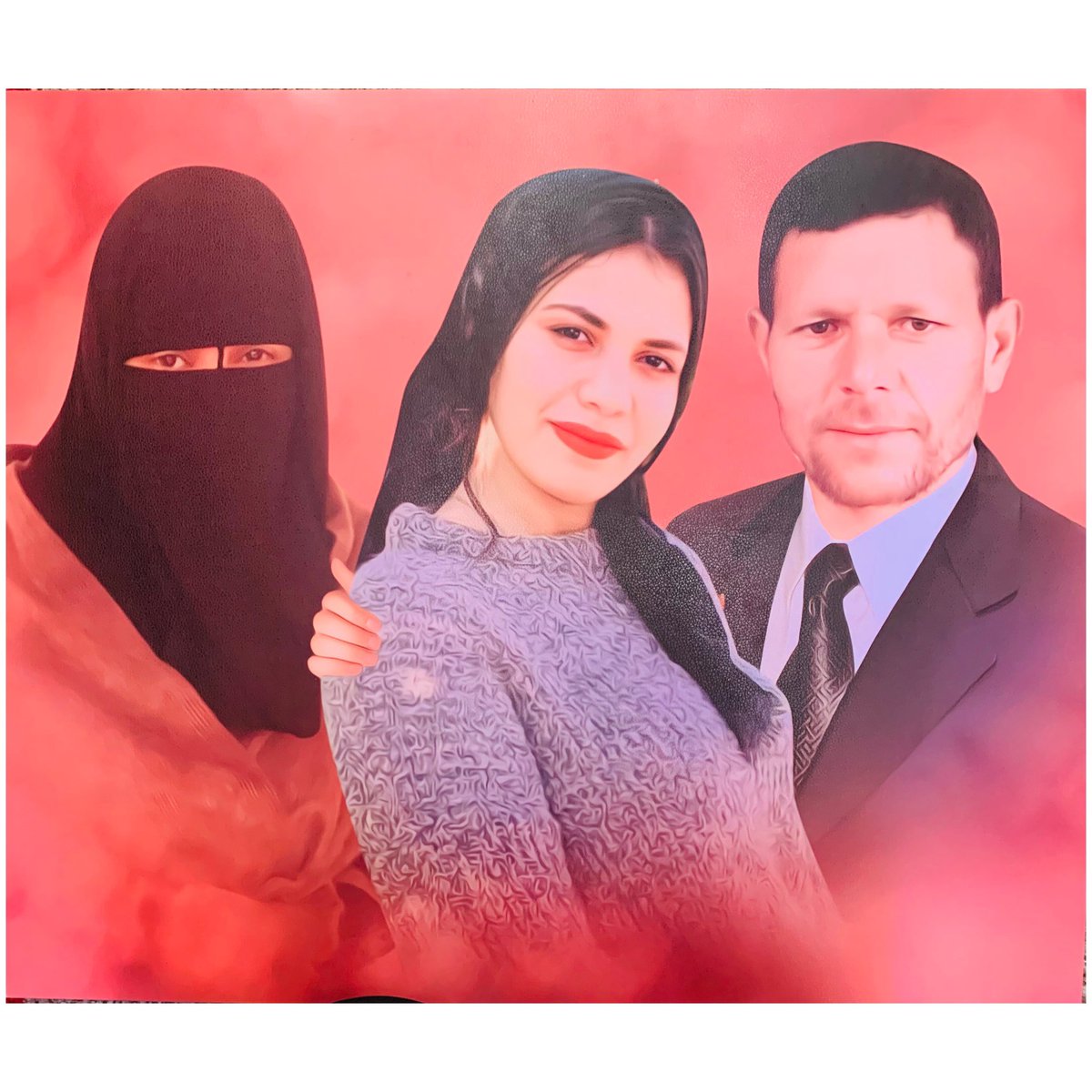 اللهم أرحم فقيدي وأجعله في جناتك بنعيم 
ويصبرك ياماما استحملتي كتير ربنا يجمعنا بـ بابا ف جنته 
ويهون كل حاجة من غيره 💔 عمر ما جمعني صور مع بابا غير وانا طفلة وحقيقي انا ممتنه لصحابي وع تفكيرهم بيا ♥️