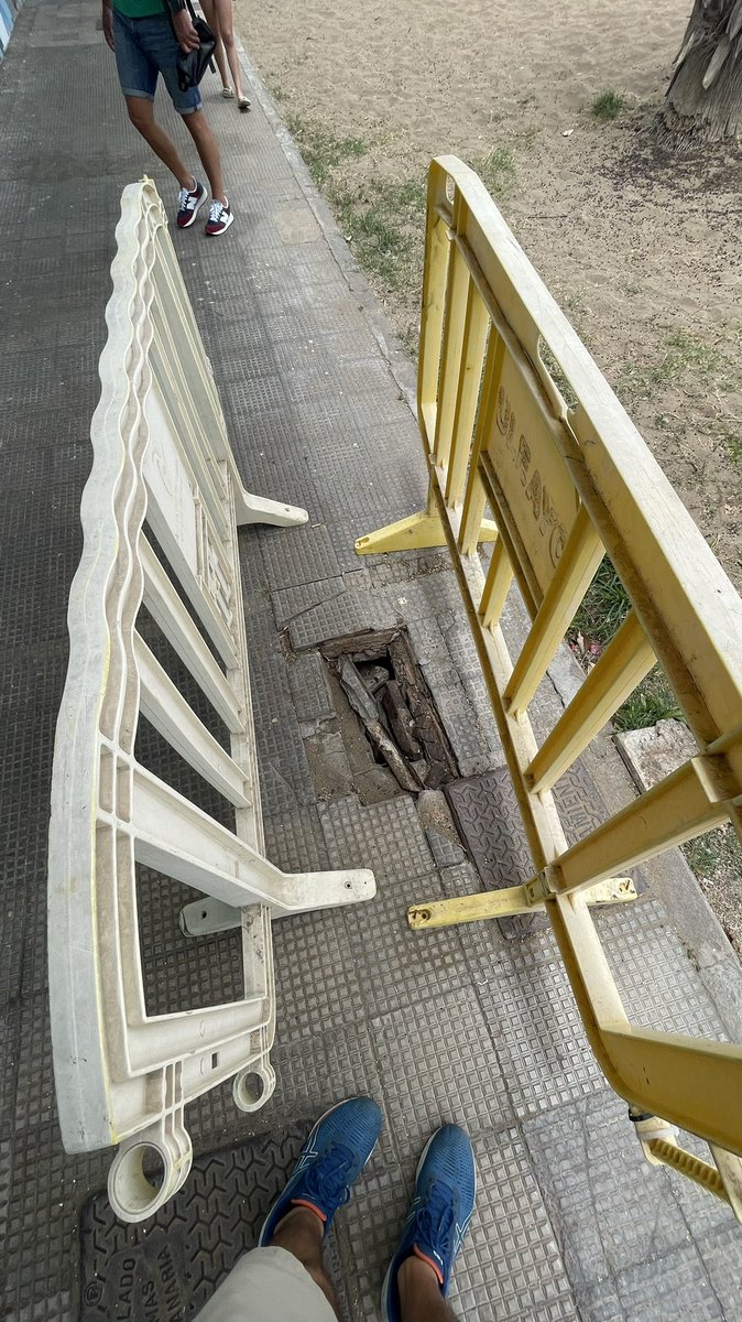 PedroArencibia's tweet photo. @AyuntamientoLPA Cada día cientos de niñxs con sus respectivas familias se acercan a la playa de Las Alcaravaneras con motivo de los Campus de Verano

Si no se ponen las pilas tendré que hacer un hilo 🧵 con más cositas 😞

@ciudaddemar @AugustoHidalgo_ https://t.co/PPvPlxIcFX