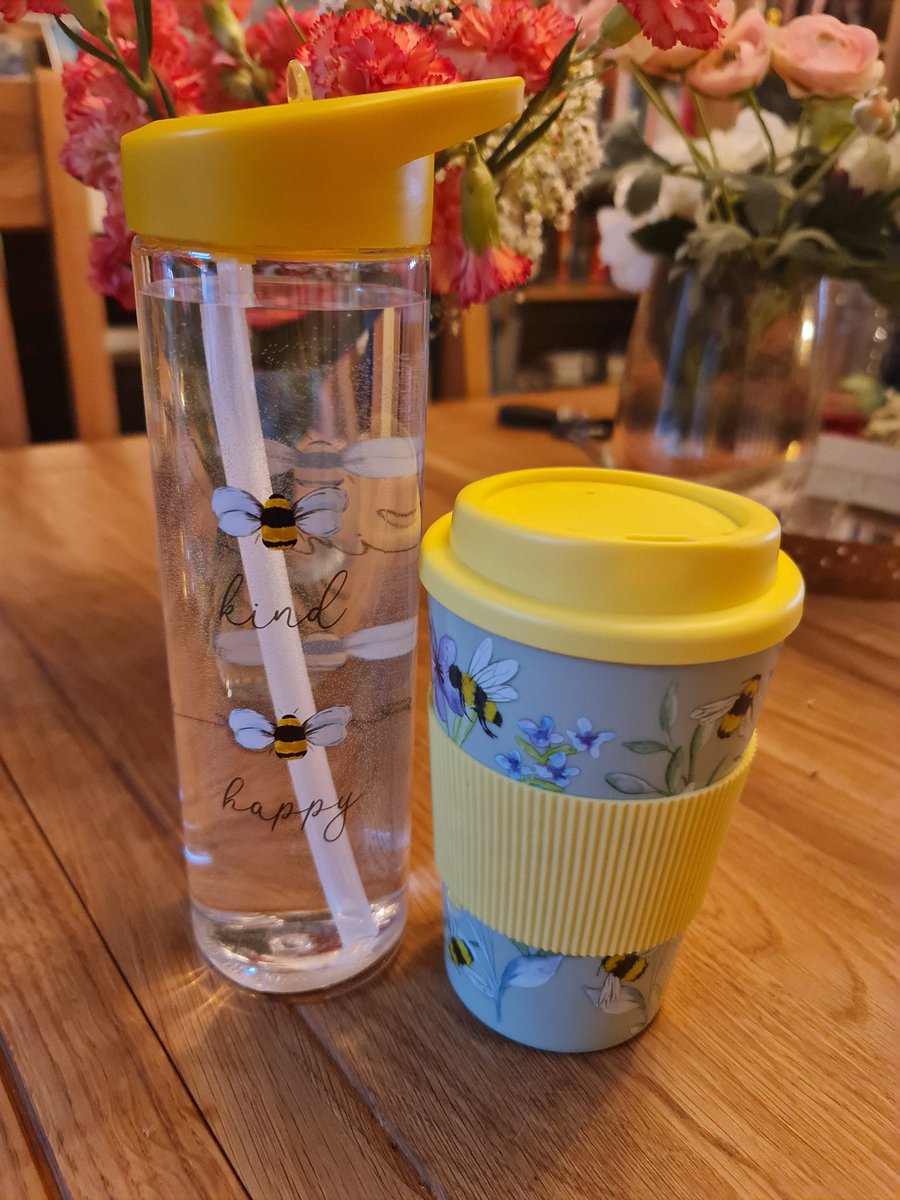 kirstiewwick's tweet photo. When your husband understands the brand image #FiveBees ๐ #primary #WPA Job lot @jonnyhop84 ? ๐๐๐๐๐ https://t.co/zaxreJC2ag