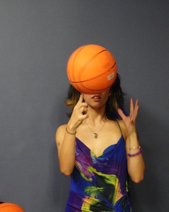 who&rsquo;s tryna shoot some hoops? https://t.co/mpCU61MZQQ