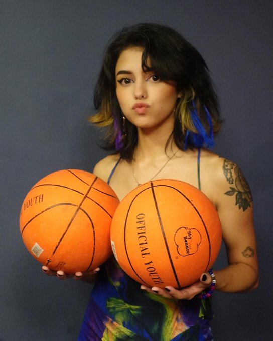who&rsquo;s tryna shoot some hoops? https://t.co/mpCU61MZQQ