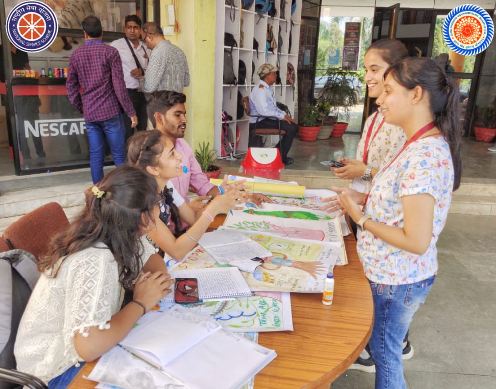 NSSGGVBILASPUR's tweet photo. NSS volunteers has organized the awareness campaign about the National Service Scheme (NSS) in all departments, GGV, Bilaspur, Chhattisgarh https://t.co/qu7Z1oBg6s