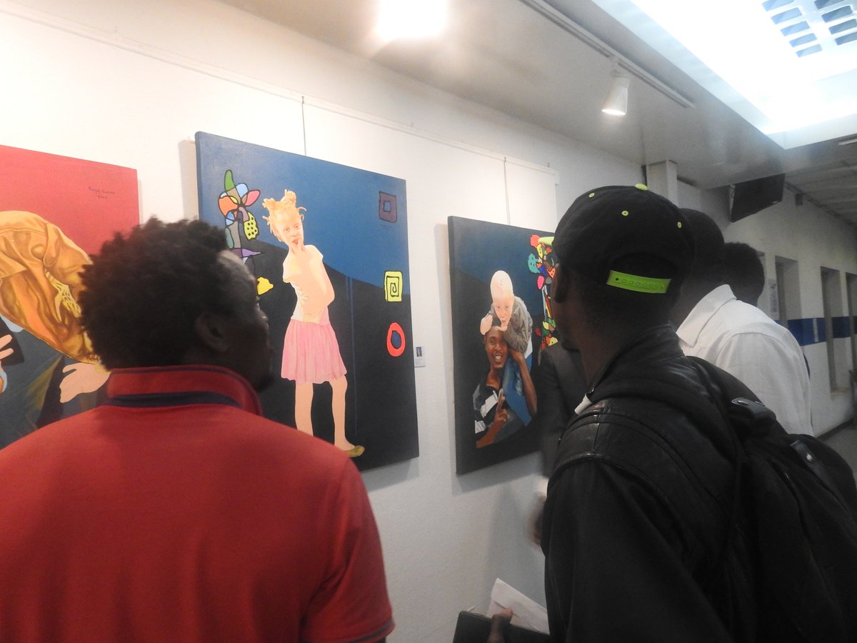 IFCameroun's tweet photo. YAOUNDÉ
Ouverture ce soir de l'exposition #MocalaEPlaceDey . Un projet militant du plasticien #Godmark contre les préjugés sur l'albinisme et la stigmatisation des personnes albinos. À découvrir à l'IFC jusqu'au 9 septembre prochain. https://t.co/3Hp6sKiXCg
